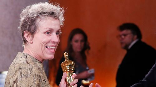 Фрэнсис Макдорманд алтан хүнээ хулгайд алджээ